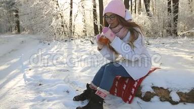 美丽的女孩，戴着粉红色的帽子和手套，戴着粉红色的帽子，戴着粉红色的手套，戴着冬天白雪公主的手套。