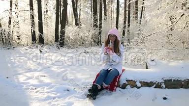美丽的女孩，戴着粉红色的帽子和手套，戴着粉红色的帽子，戴着粉红色的手套，戴着冬天白雪公主的手套。
