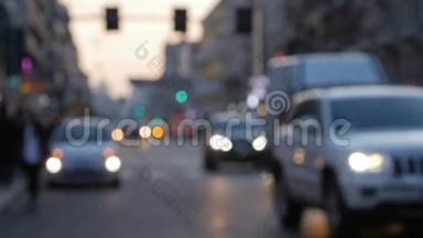 汽车和步行的人在城市的街道上夜晚模糊的背景