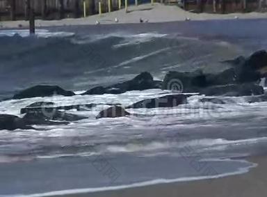 波浪在海岸上流动