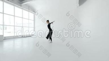迷人的黑发芭蕾舞演员在白色尖头舞蹈在白色舞蹈工作室20s1080p慢动作