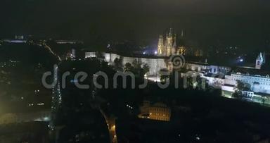 布拉格之夜全景，从空中到旧城广场的全景，布拉格之夜城市的灯光