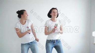 两个女孩在油漆滚筒里唱歌，朋友们正在修理和跳舞