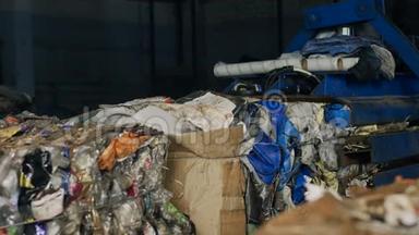 回收分类设施和流程，垃圾分类工厂，肮脏的工作