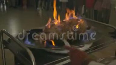 专业厨师在餐厅准备一顿饭。 一块肉在火里燃烧，<strong>喝了</strong>一杯酒。