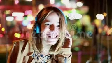 女孩用耳机摇着头听音乐节奏的肖像