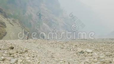 背包客带着<strong>导游</strong>在尼泊尔的马纳斯鲁山上徒步旅行。