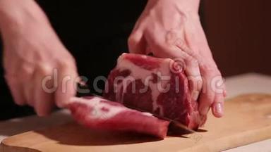 将黑刀<strong>肉</strong>切在黑色背景上.. 不想在厨房做饭，一个木板尖<strong>肉</strong>.. 牛<strong>肉</strong>，猪<strong>肉</strong>，<strong>肉</strong>