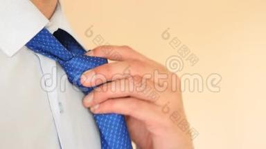 一个商人脱下蓝色领带，解开衬衫上的扣子。 叹息。 4k，慢动作，超级特写
