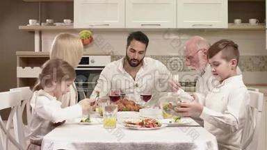 全家人<strong>围坐</strong>在餐桌旁，吃饭、交流和享受家庭晚餐。