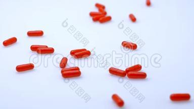 一组相同的红色医疗药丸，落在白色背景上。 保健和医药。