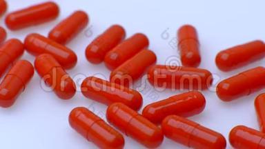 一组<strong>相同</strong>的红色医疗药丸，落在白色背景上。 保健和医药。