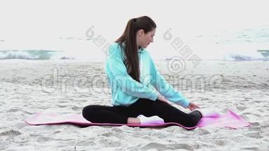 年轻女子在夏季沙滩做瑜伽运动