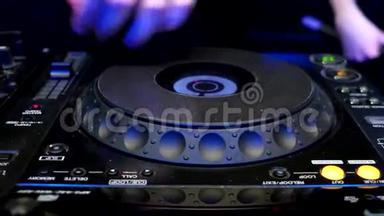 DJ控制器，控制面板调音台在夜总会播放唱片，以减少声音，DJ