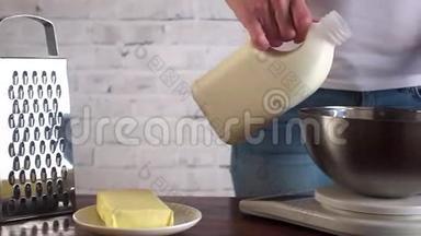 女人准备面团，把牛奶倒进碗里，慢动作