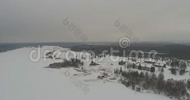 爱沙尼亚冰雪覆盖的<strong>冰冻</strong>湖泊的鸟瞰图。