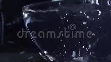 树状糖块掉进装有水的杯子里，慢动作视频