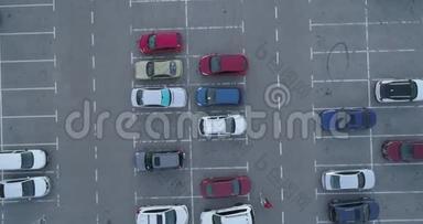 停车场4k顶部鸟瞰图与空地放置交通图。