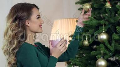 一位年轻女子喝茶的肖像，在圣诞树附近的客厅里，快乐的女孩喝茶，微笑的样子
