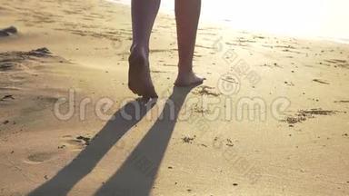 女人的双脚沿着沙流向<strong>大</strong>海。 <strong>高清高清</strong>