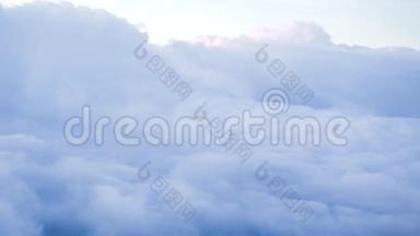 <strong>天空</strong>中飞行时，从飞机窗口看到白色多云的<strong>天空</strong>景观。 从窗口观看飞行飞机<strong>白云</strong>
