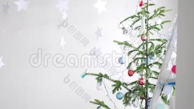 纸上的星星挂在窗户旁边的冷杉树旁边，作为圣诞节内部的背景。 圣诞节的概念。 慢慢慢慢