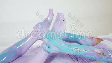 女<strong>瑜伽</strong>坐在画中，涂满<strong>紫色</strong>颜料
