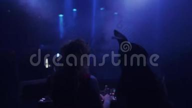 后侧MC女孩和Dj女孩戴着兔子面具在俱乐部转盘表演。 吸烟
