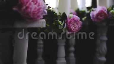 结婚烛台。 白色烛台和粉红色花