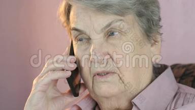 老女人在认真地讲着手机
