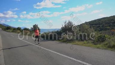 户外健身妇女在开阔的乡间道路上奔跑的镜头