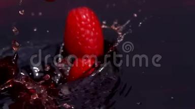 成熟的红树莓落入果汁中