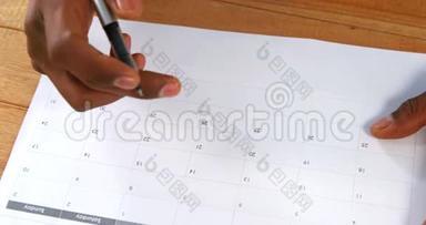 在日历上用钢笔标注人的特写