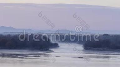 清晨的薄雾笼罩着河水。 清晨的雾河.. 晨湖上的景观雾。