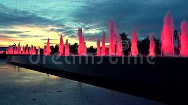 日落时分，现代红色灯光的公园喷泉。 建筑<strong>LED</strong>照明。 4K<strong>视频</strong>