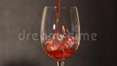 冰块融化在一杯红色饮料中。