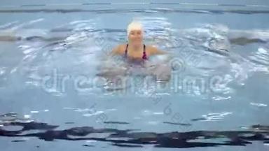 水上健身游泳池里的女人