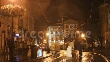 夜城街道上，一对身着雨装的复古情侣在雨中接吻，躲在雨伞下