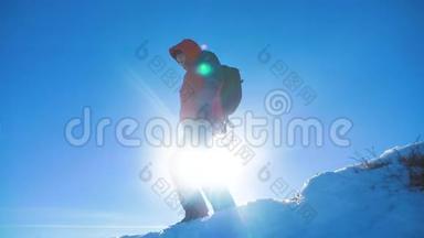 男子旅行者在冬<strong>季</strong>登山剪影阳光慢动作视频。 旅行冒险冬<strong>季生活</strong>方式