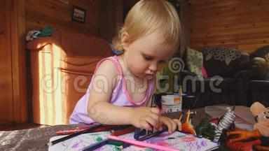 可爱的小女孩用彩色铅笔画画