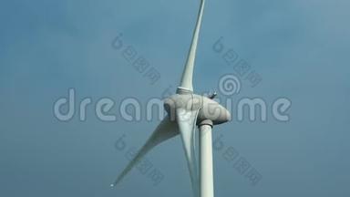 风力涡轮机的细节。 风力发电机的发电机和底座。 可再生能源。 电动风车