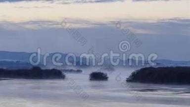 清晨的薄雾笼罩着河水。 清晨的雾河.. 晨湖上的景观雾。