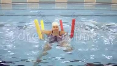 水上健身游泳池里的女人