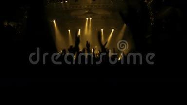 摇滚音乐会黄色的萼片镜头：观众欢呼<strong>拍手</strong>和跳跃。