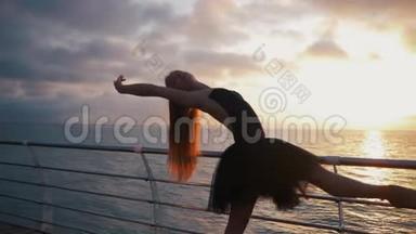 美丽的场景，一个芭蕾舞芭蕾舞芭蕾舞演员芭蕾舞团和尖角在堤上的海洋或海滩。 年轻漂亮