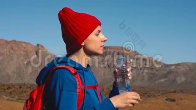 <strong>徒步</strong>旅行的女人在Tenerife的Tide<strong>徒步</strong>旅行后喝水。 加那利群岛特内里费的高加索女游<strong>客</strong>