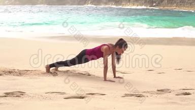 女人在海边训练。 <strong>晨练</strong>体操。 体育<strong>锻炼</strong>