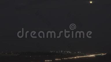 夜间逆月喷气机降落