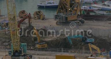 挖掘机在码头附近挖洞的视图。 中国香港