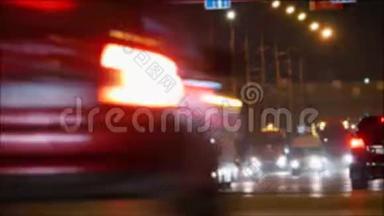 汽车模糊的夜间运动，交通城市的红绿灯小径上的街道时间流逝。 都市生活生活生活方式